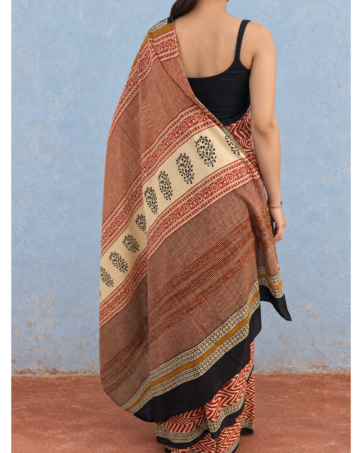 Tarang rust and cream zigzag mulmul saree, rear pallu